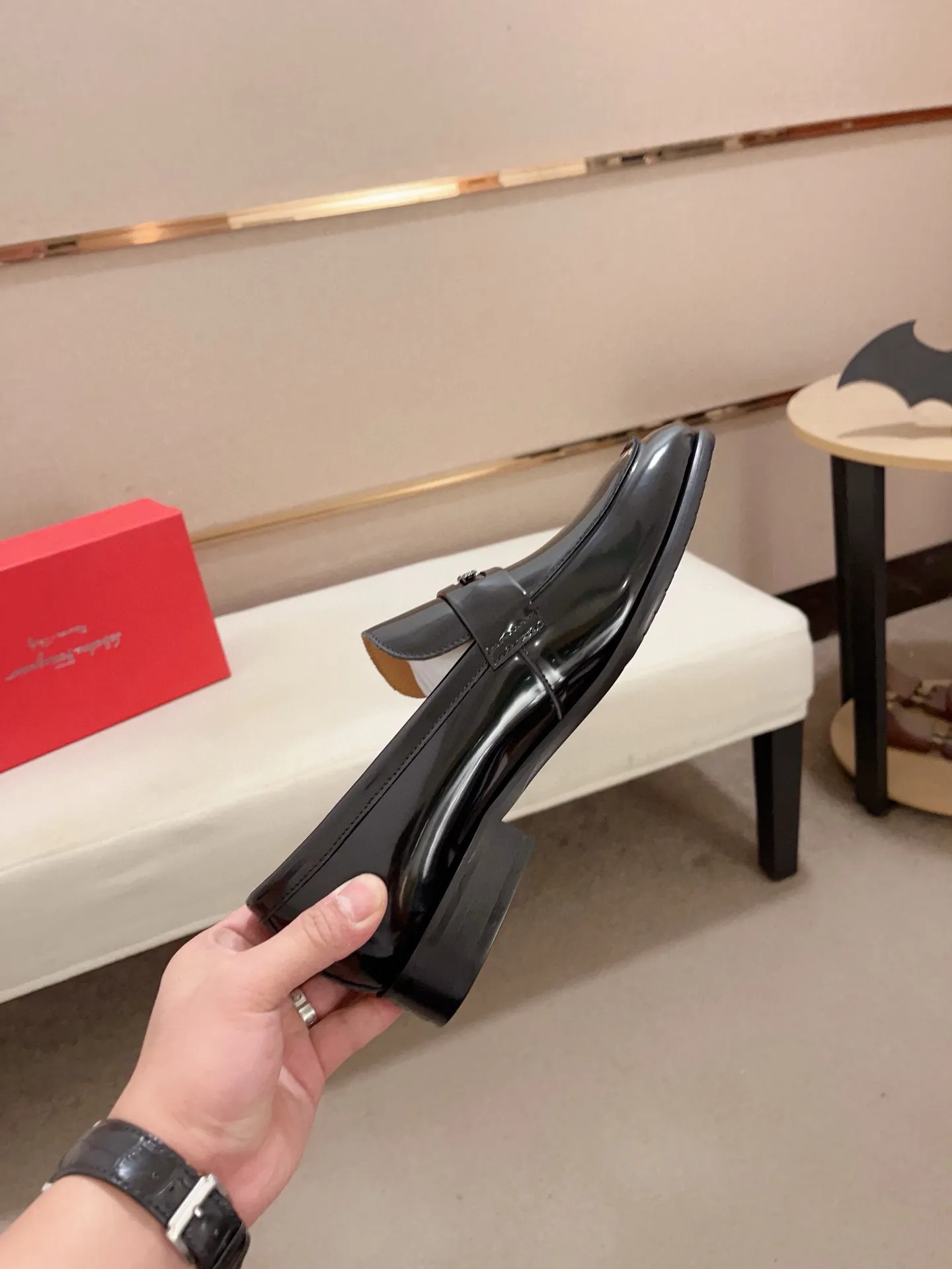 Men's shoes💰: 520💰 High version Ferragamo quality! 🆕🆕Exclusive hot-selling products in stock🔥🔥New products on the shelves, high-quality shoes, high-end driving shoes, with complete packaging! 💪 💪 Material: imported patented cowhide 🐂 + imported high-quality water-dyed cowhide lining + wear-resistant outsole 👍🏻👍🏻 Features: high-end and comfortable, purely handmade 🚀 🚀 Create the perfect shoes that suit you best 🔥 🔥 Size: (38-44) Can be customized 45 non-returnable!
